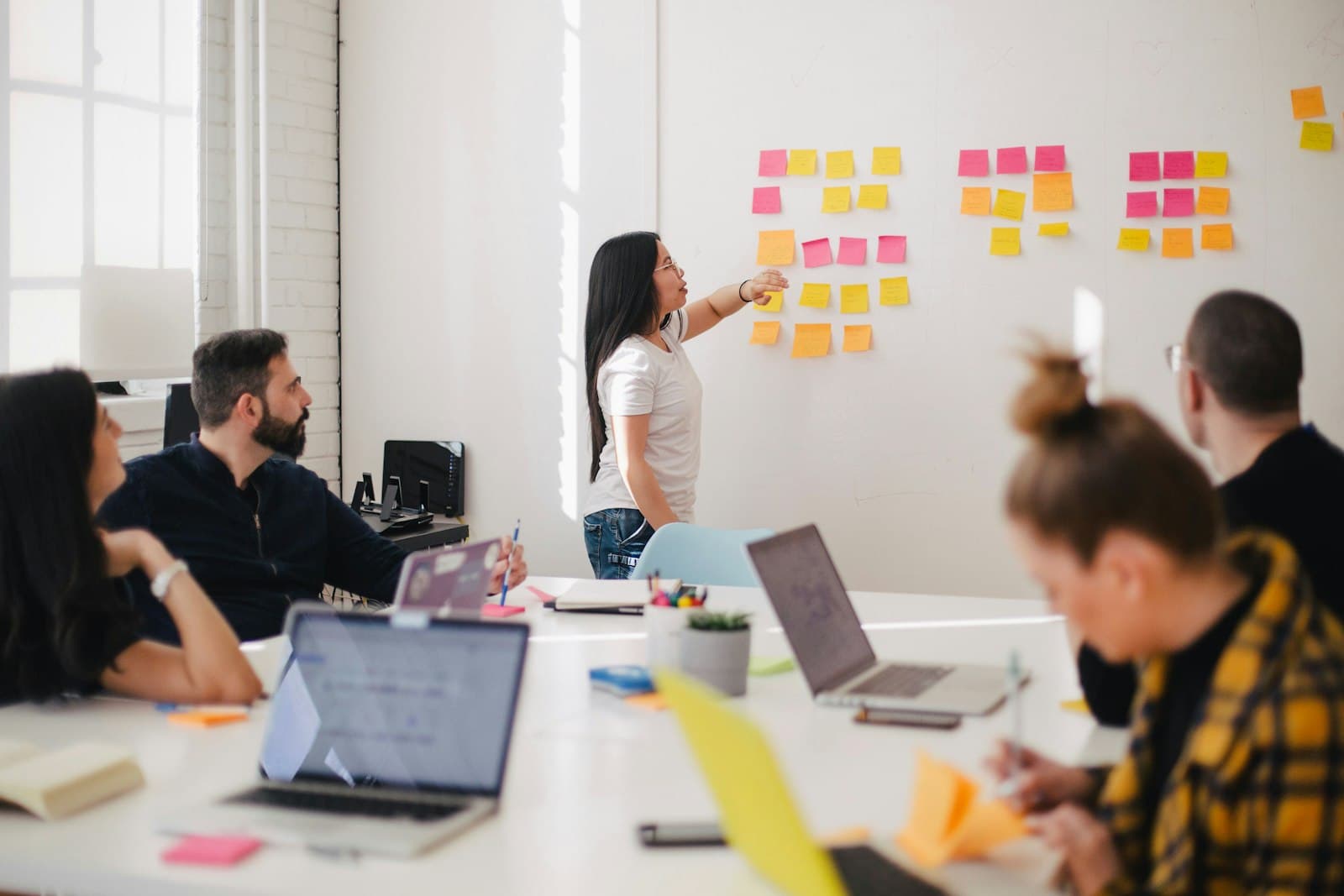 Sample: a briefing around a table