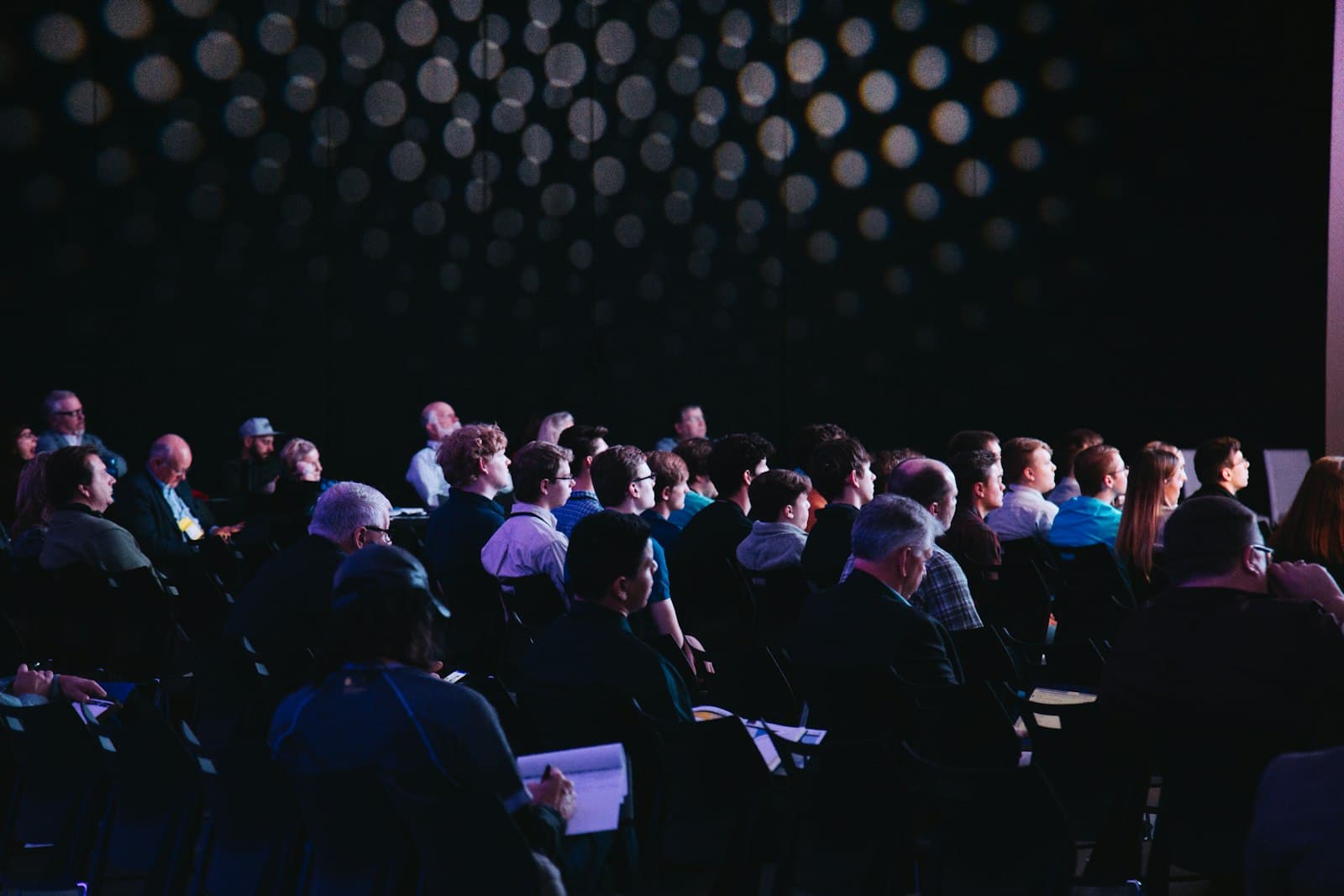 Sample: employees in a hall